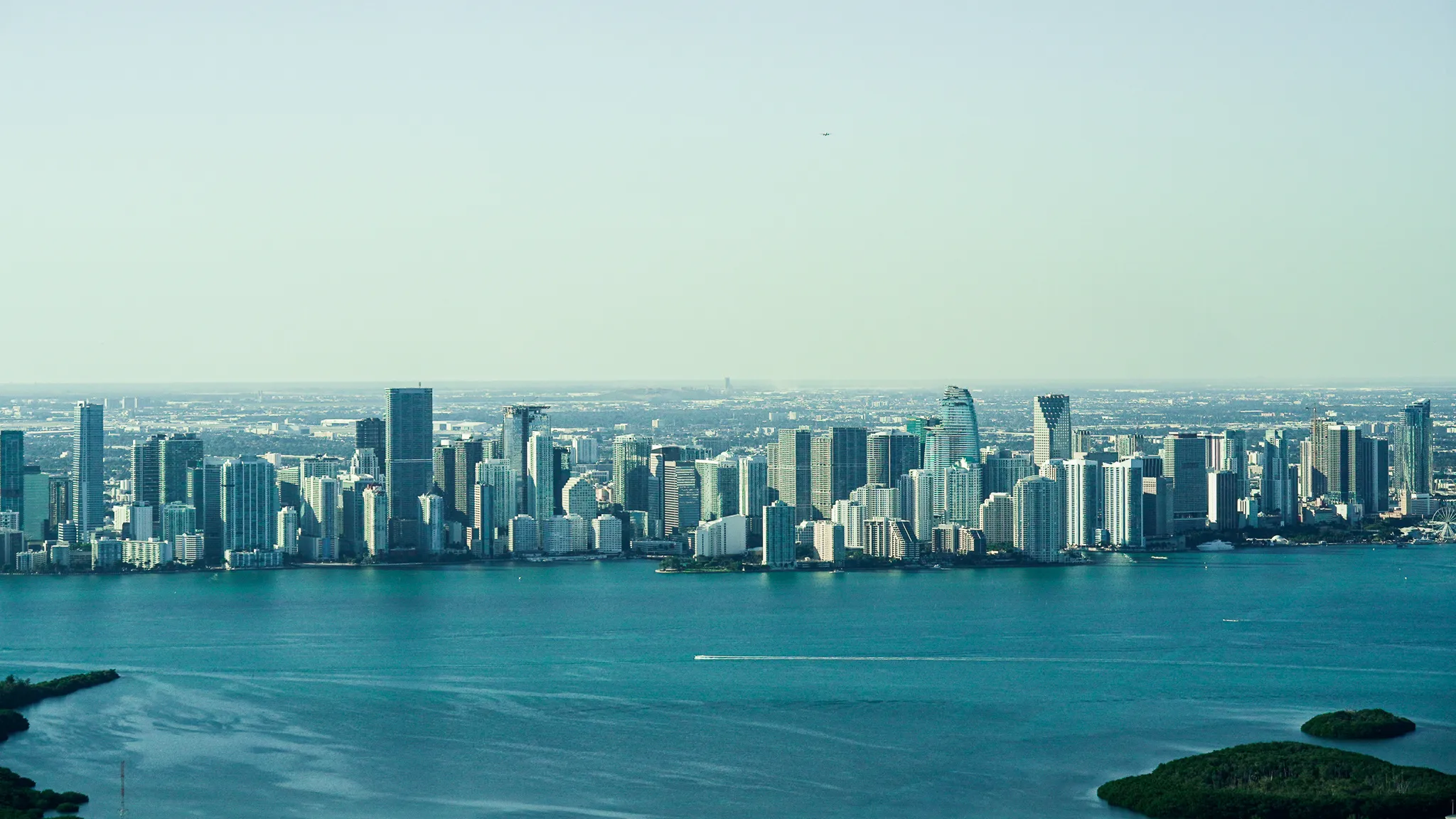 Sun City Aviation Academy airplanes flying over Miami